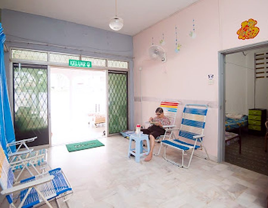 中心室内公共区域，长者坐在一旁